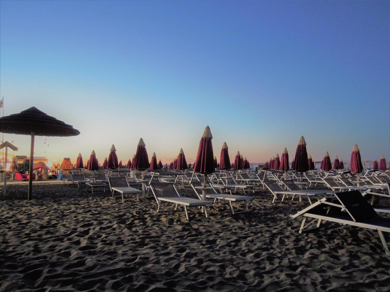 Hotel Feldberg Riccione Exterior foto
